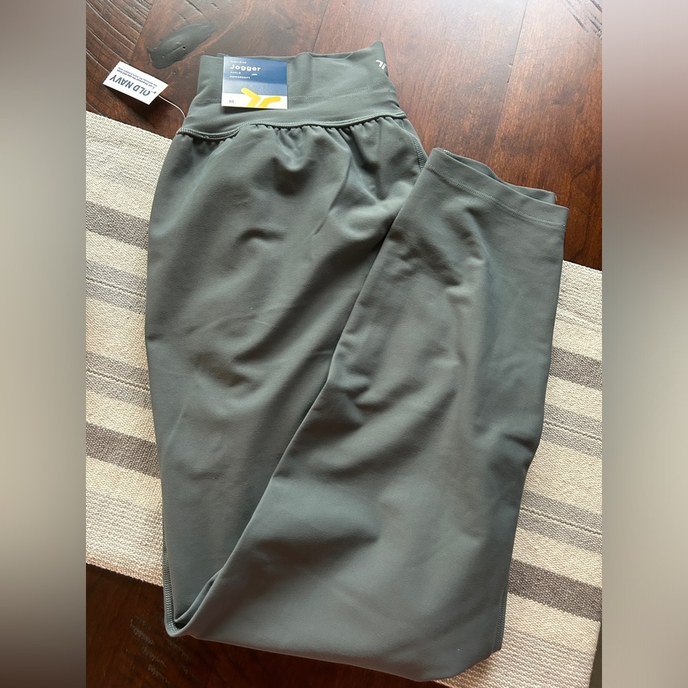 Women’s Old navy High Rise Jogger Pants NWT Medium